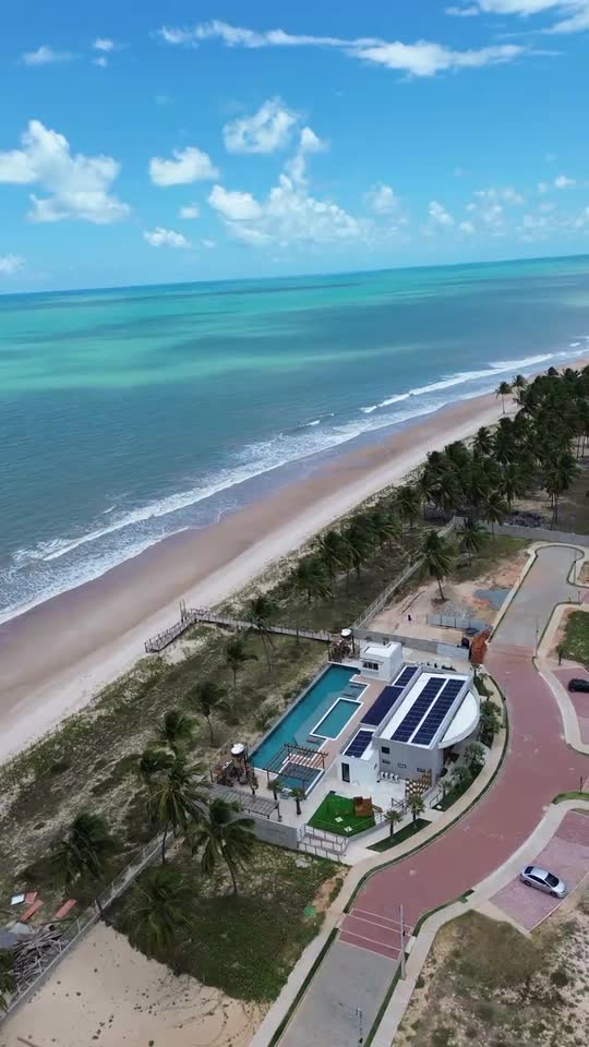 Panorama aéreo da praia e do beach club