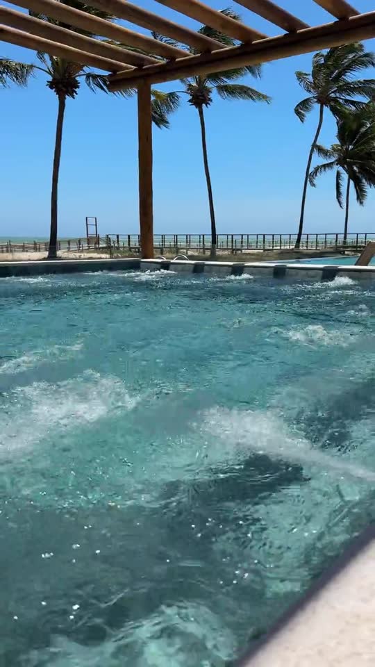 Piscina com hidromassagem e vista para o mar