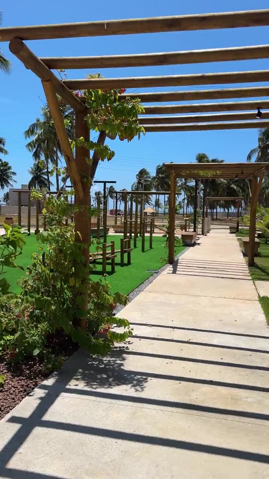 Pérgola e jardins do beach club