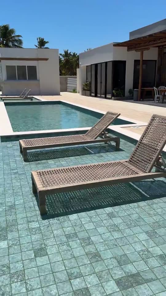 Deck da piscina e espreguiçadeiras