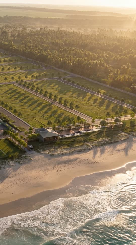 Praia ao nascer do sol