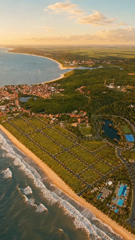 Panorama aéreo da praia e dos lotes